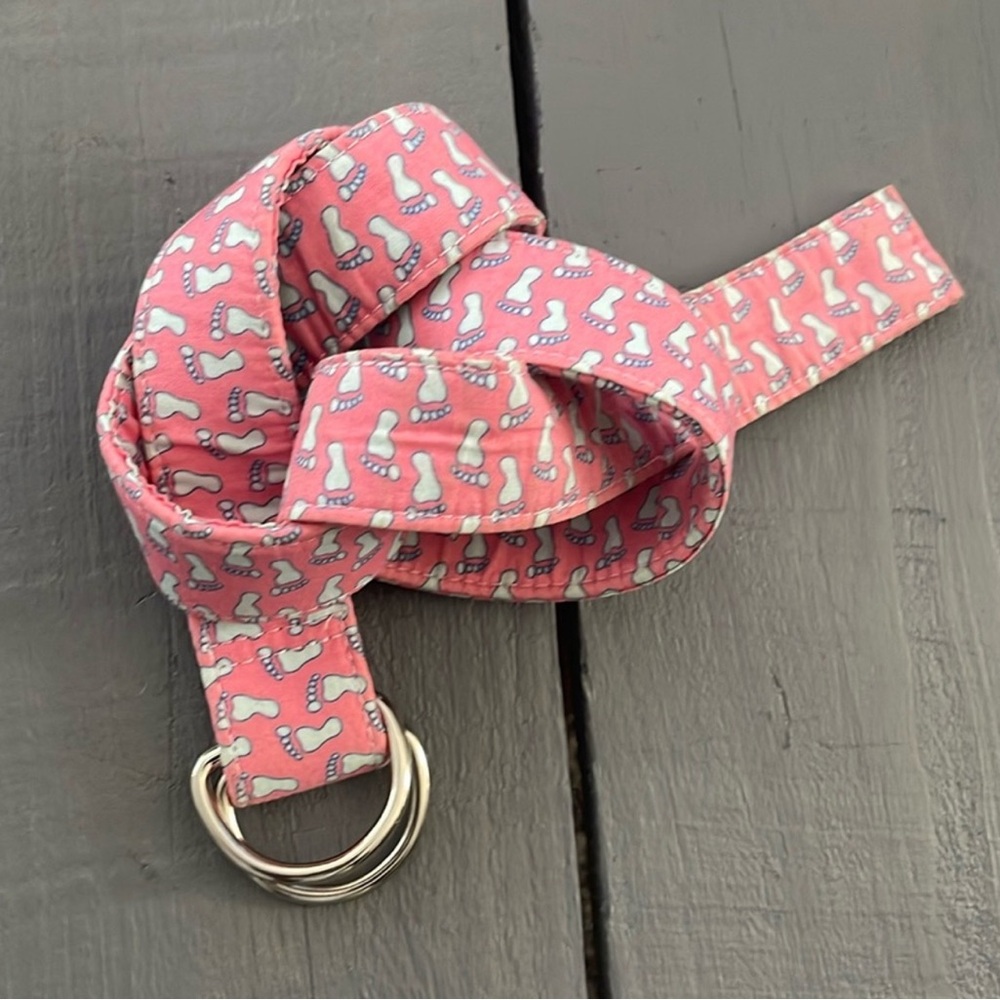 Vineyard Vines Belt Pink S 40 Inches from the D-Ring buckle bar Footsteps Print